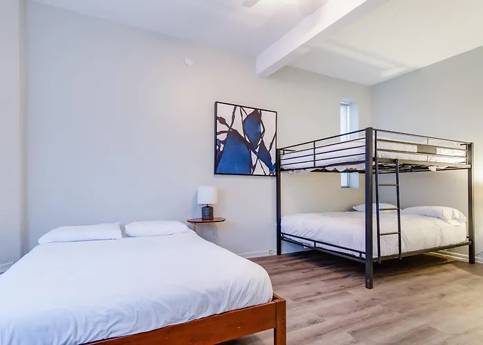 Beautifully Remodeled Second Floor Flat In River North With Private Rooftop - 2S